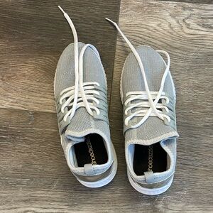 Shoedazzle sneakers EUC size 6.5
